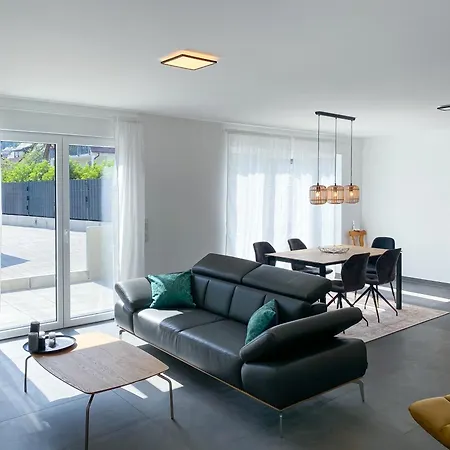 4-zimmer Wohnung, Zentral Fraenkische Schweiz, Neubau, Parkplatz, 3 Sz, 2 Bz, Grosse Terrasse Apartment